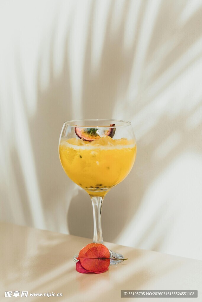 精致黄色饮品配装饰