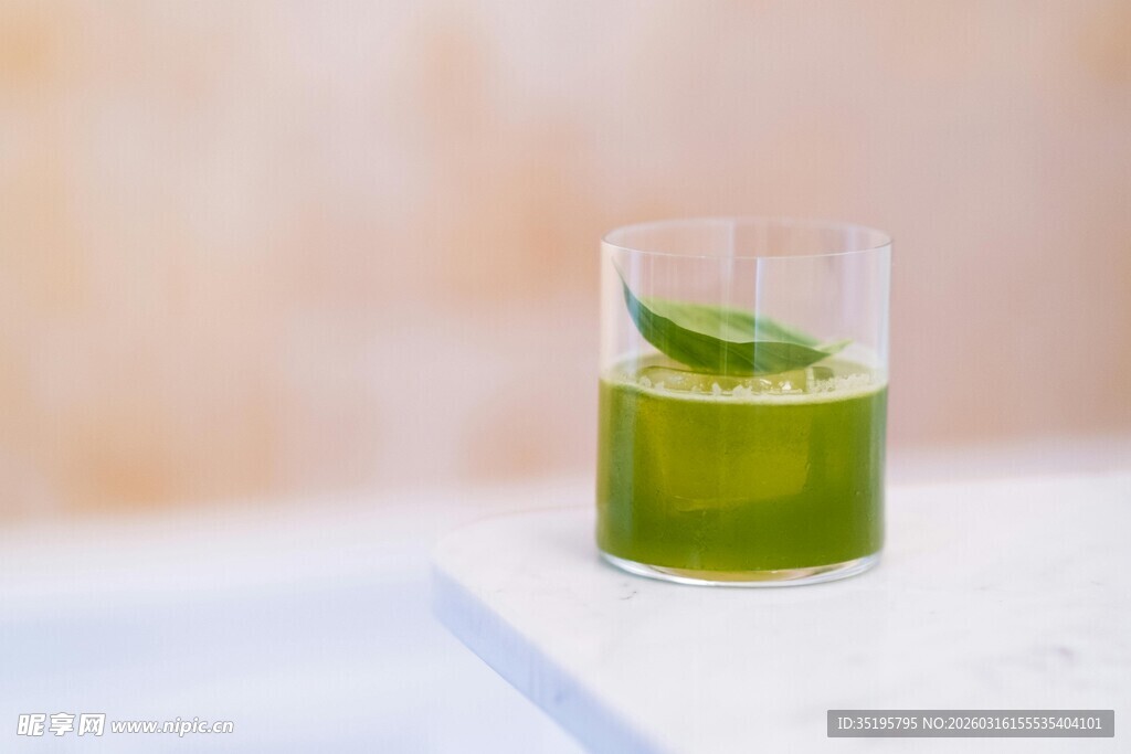 绿色清新薄荷饮品一杯