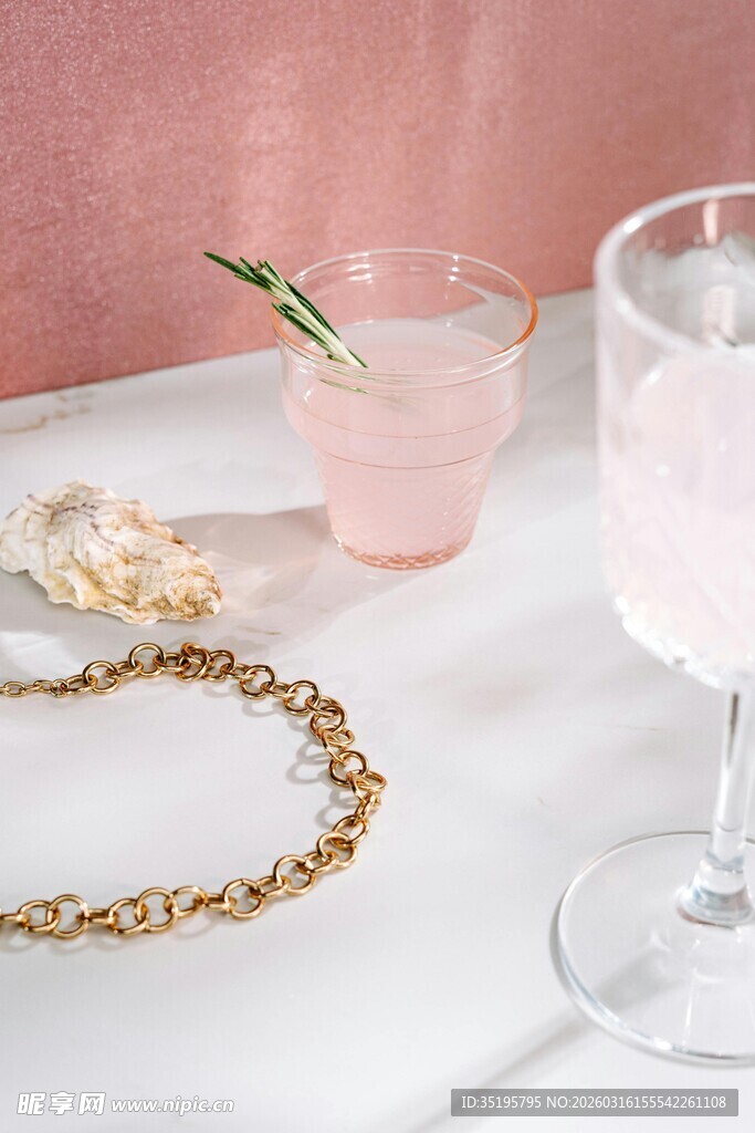 精致饰品与饮品的优雅组合