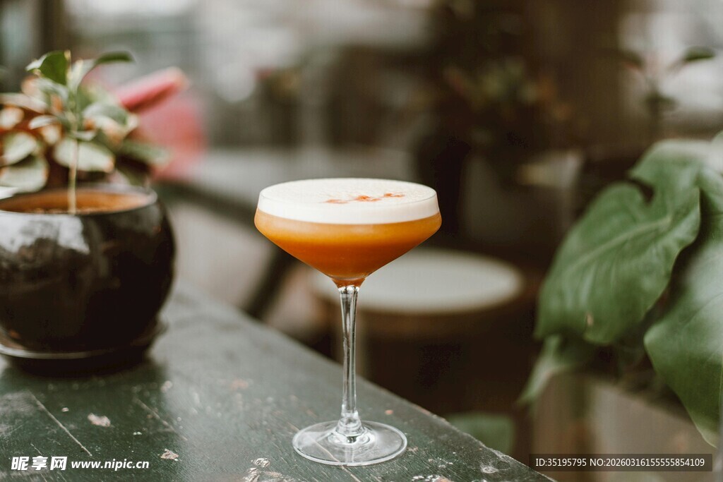 精致鸡尾酒置于优雅桌面