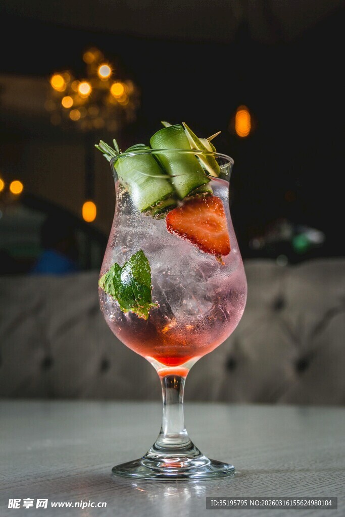 精致草莓薄荷鸡尾酒