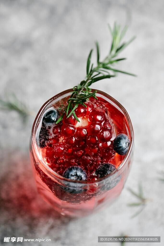 红浆果迷迭香装饰的饮品