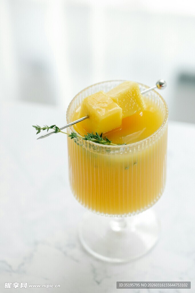 清新芒果杯点缀百里香