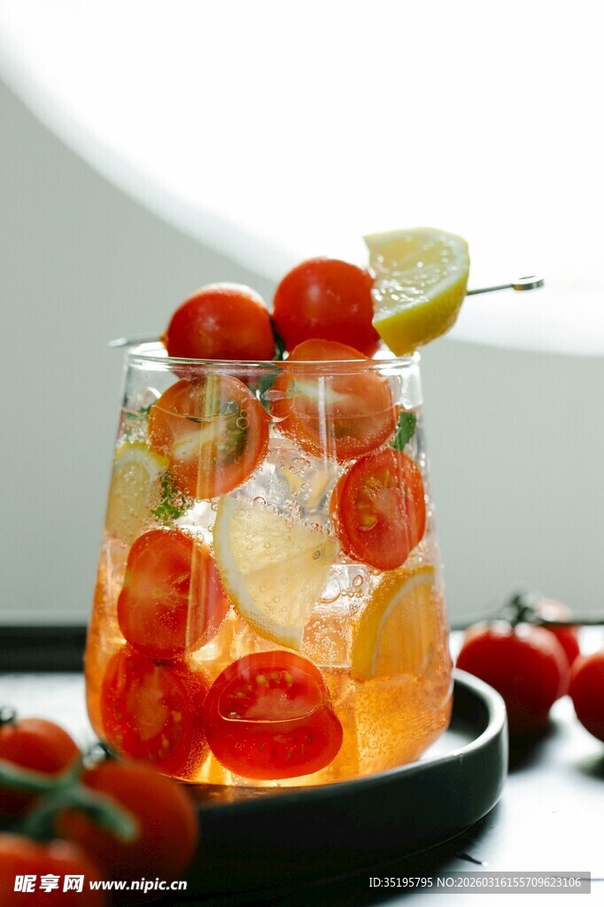 柠檬番茄冰饮清新诱人