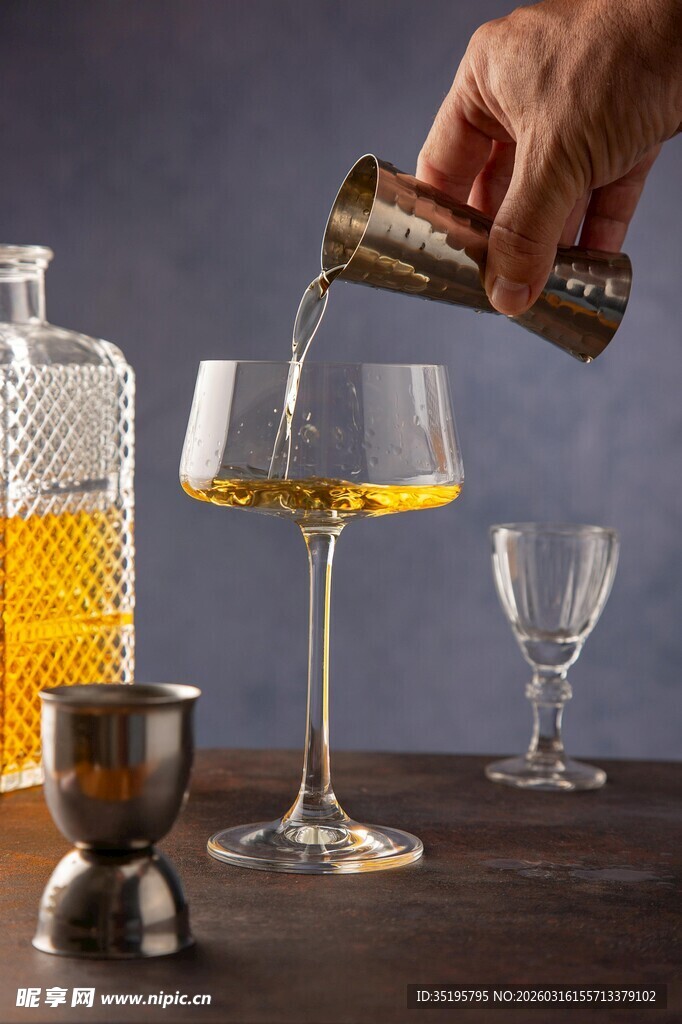 手工调制美酒瞬间
