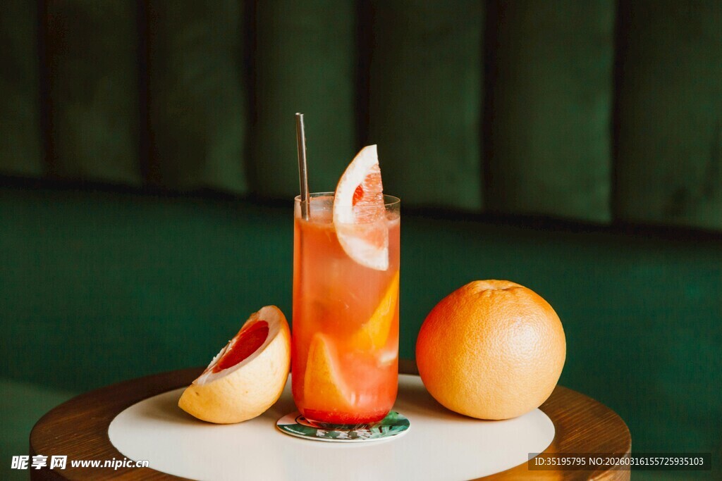 色彩鲜艳的水果鸡尾酒