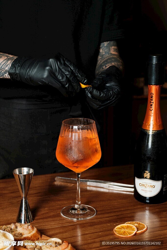 精致调酒场景下的美味饮品