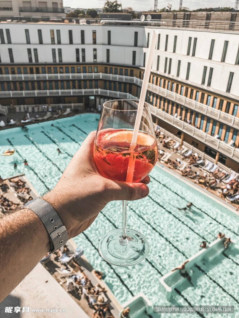 手持红饮俯瞰城市景观