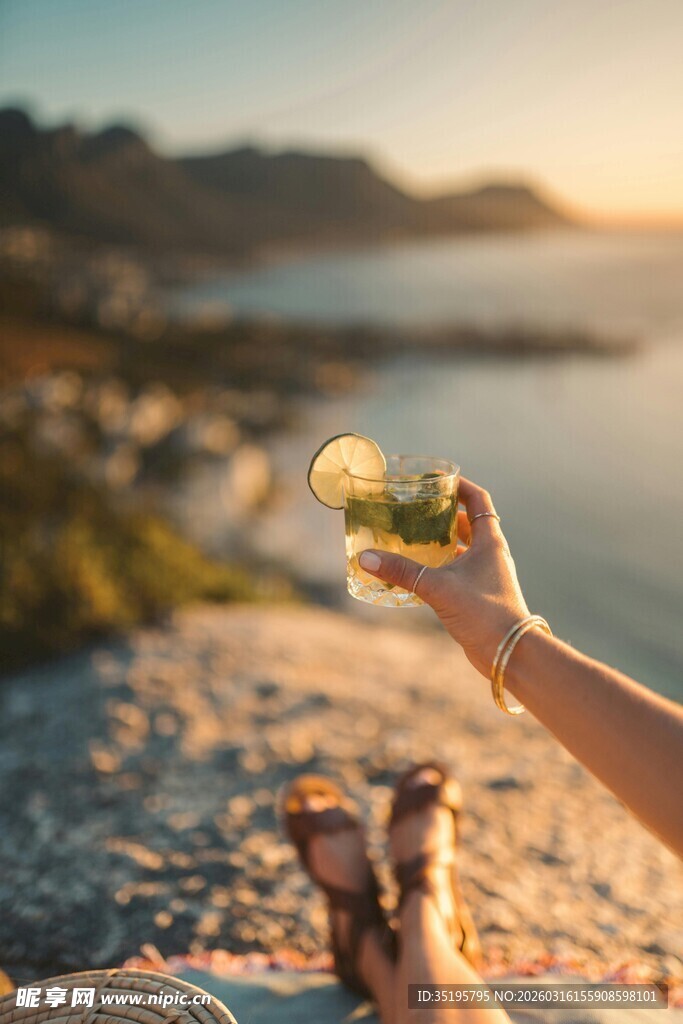 山顶举杯赏景的惬意时刻