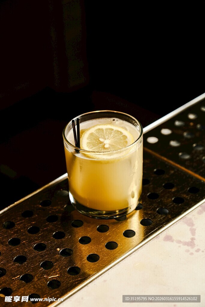 吧台的一杯柠檬鸡尾酒