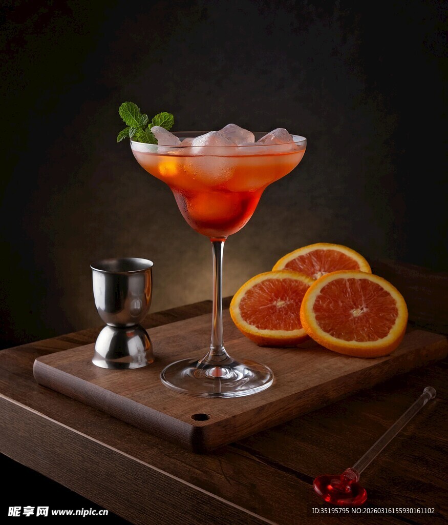 橙味鸡尾酒配切片橙子