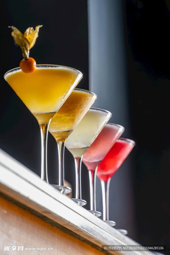 多彩鸡尾酒杯排列展示