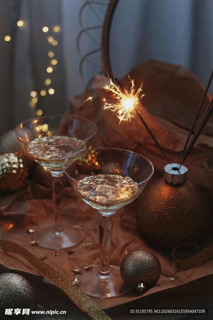 烛光闪烁下的温馨桌面场景