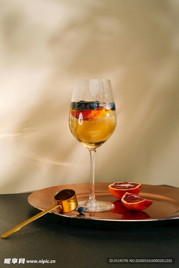 精致水果酒搭配托盘餐具