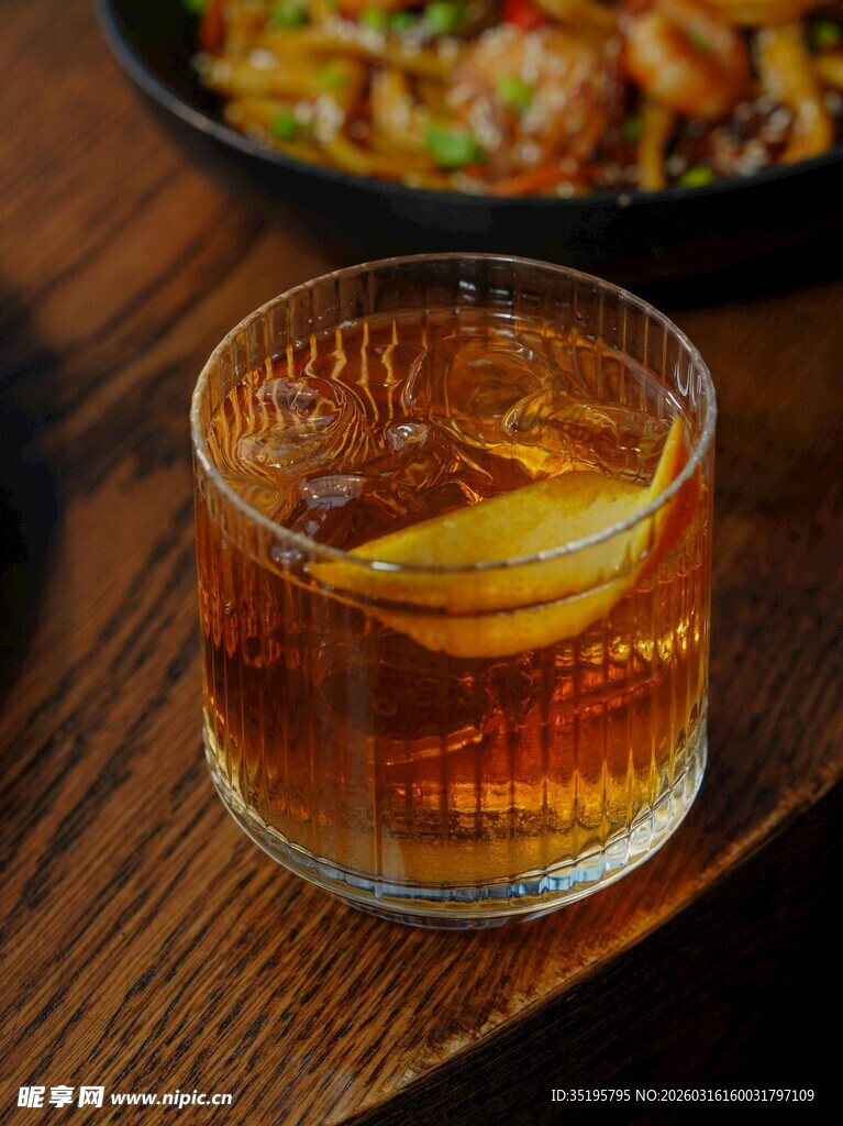 玻璃杯中的柠檬风味饮品