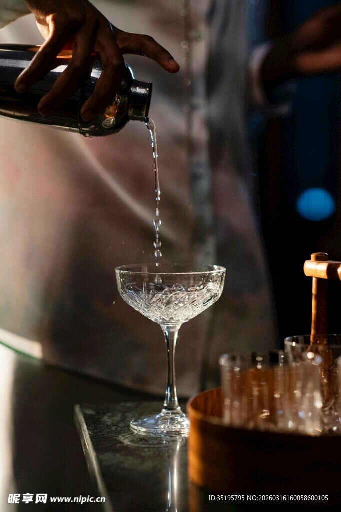 调酒师正在精心调制鸡尾酒