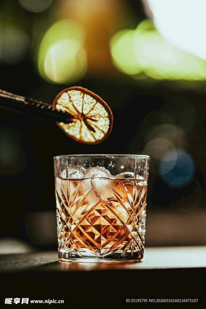 柠檬片点缀的冰饮