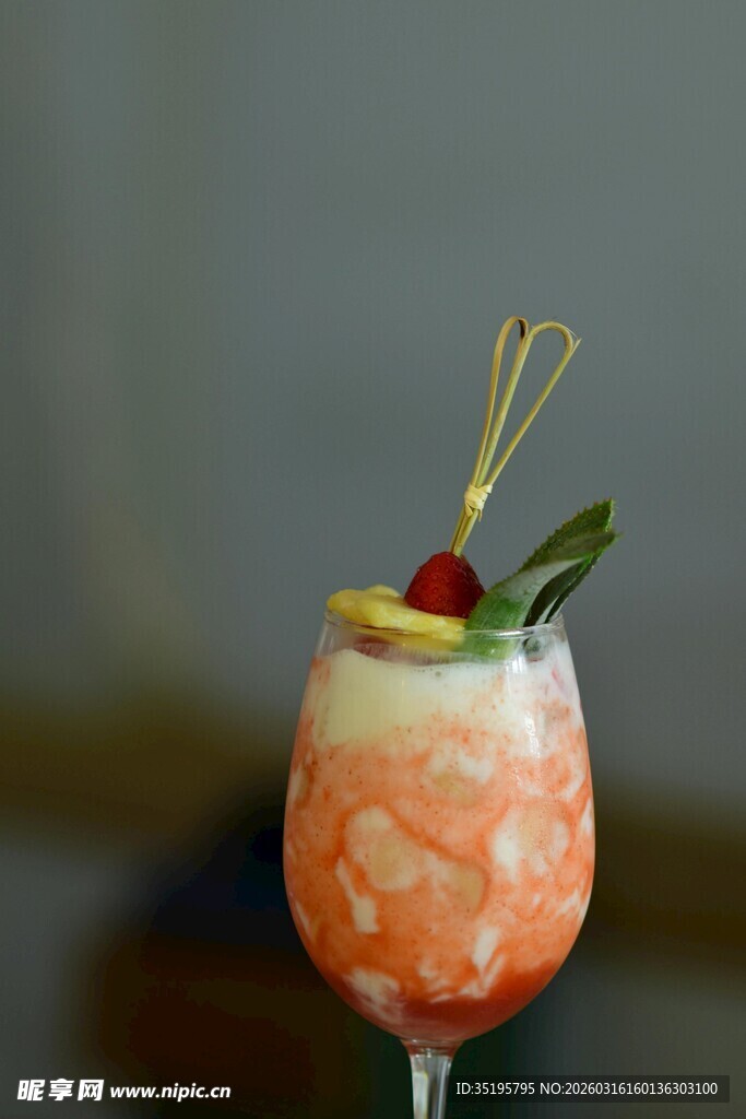 色彩缤纷的创意鸡尾酒