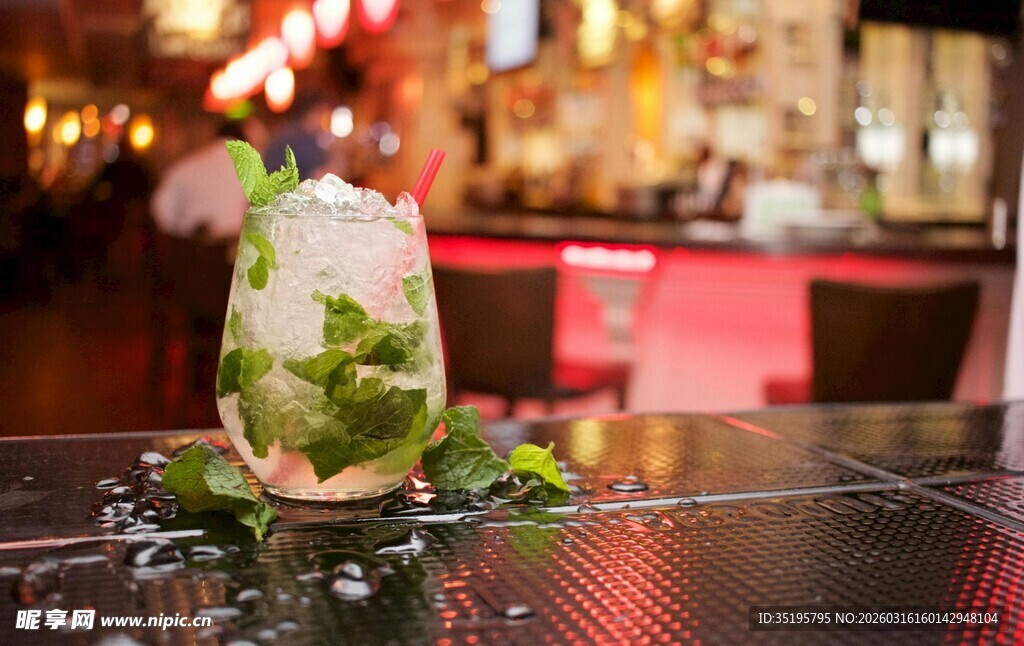 清新薄荷鸡尾酒摆于桌