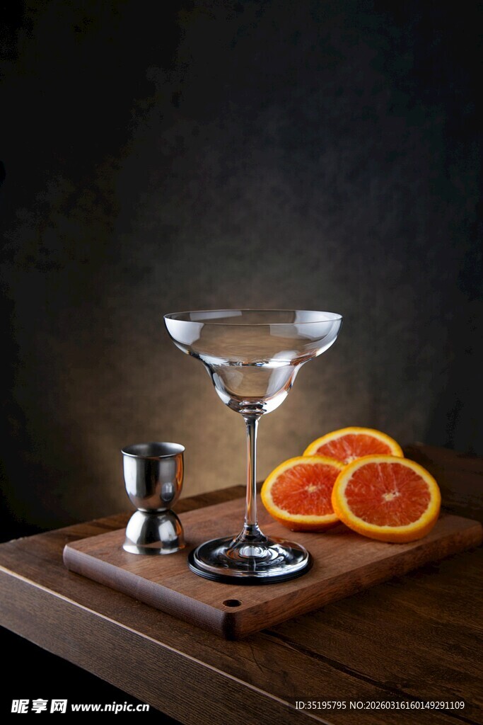 马天尼酒杯与鲜橙切片