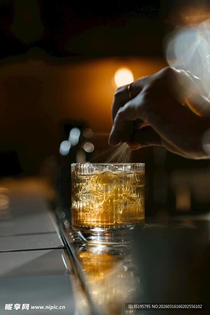 手调鸡尾酒冰块闪耀瞬间