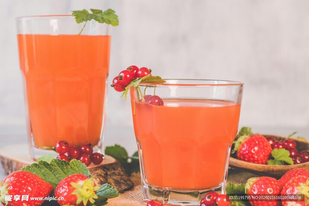 草莓果汁饮品清新诱人