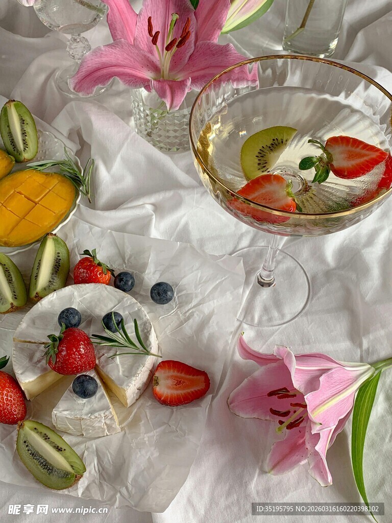 缤纷鲜果鸡尾酒与花卉