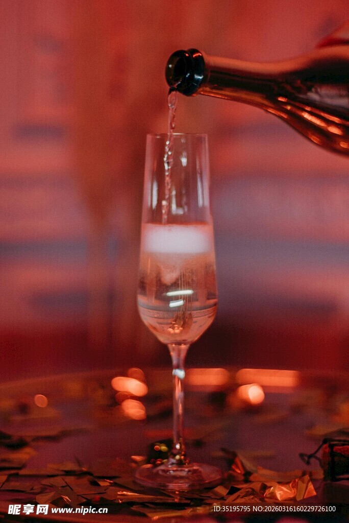 香槟倒入高脚杯的优雅瞬间