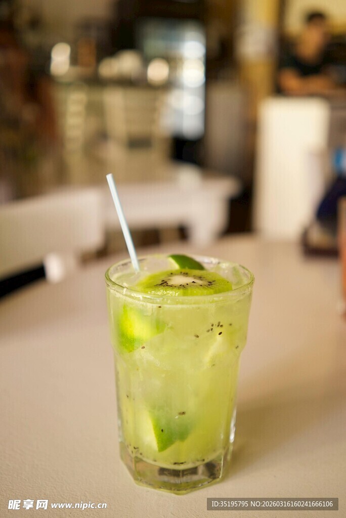 清新青柠饮品置于桌面