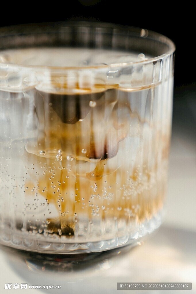 装有液体与沉淀的透明容器