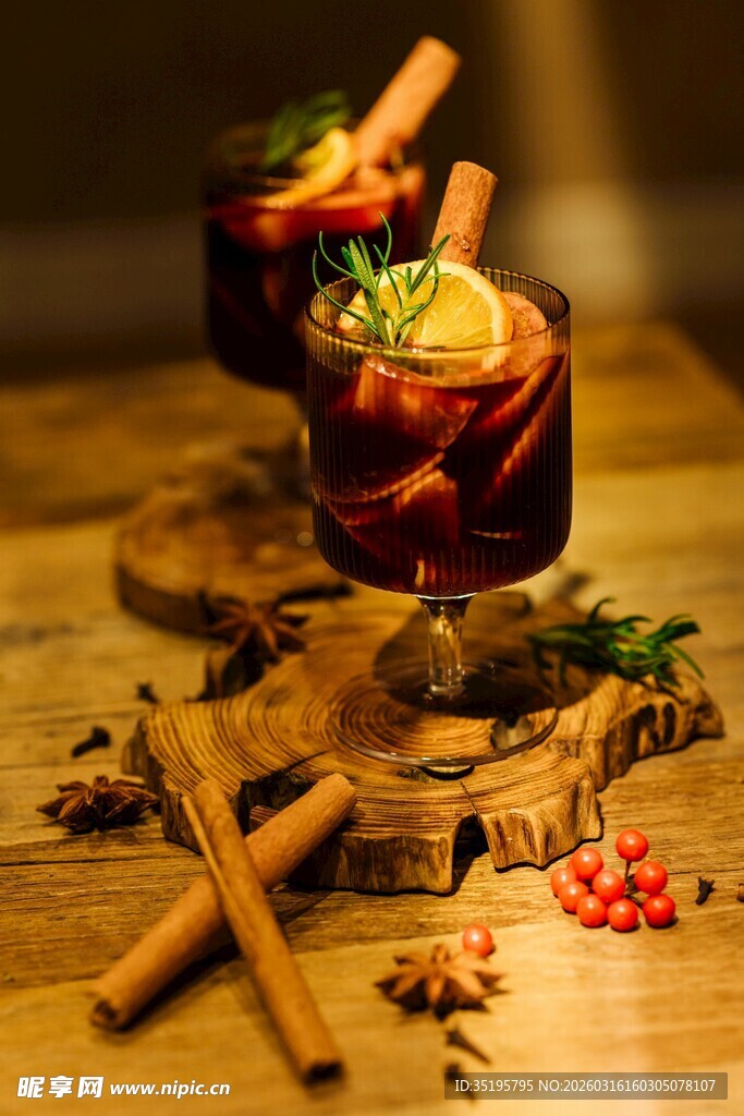 美味热红酒配香料装饰
