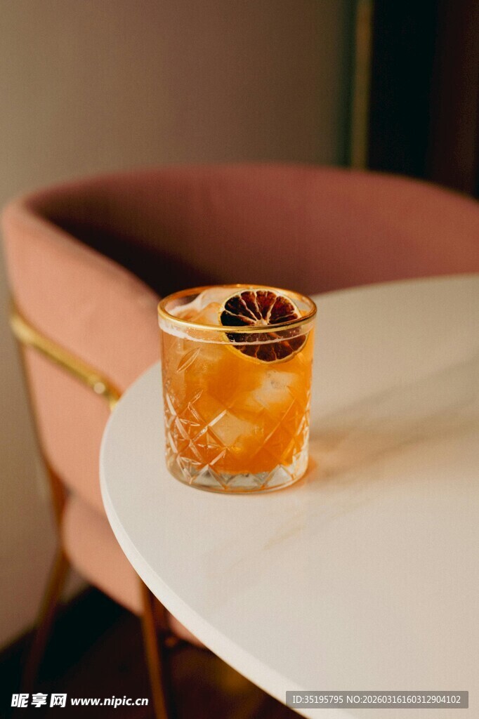 精致玻璃杯中的特色饮品