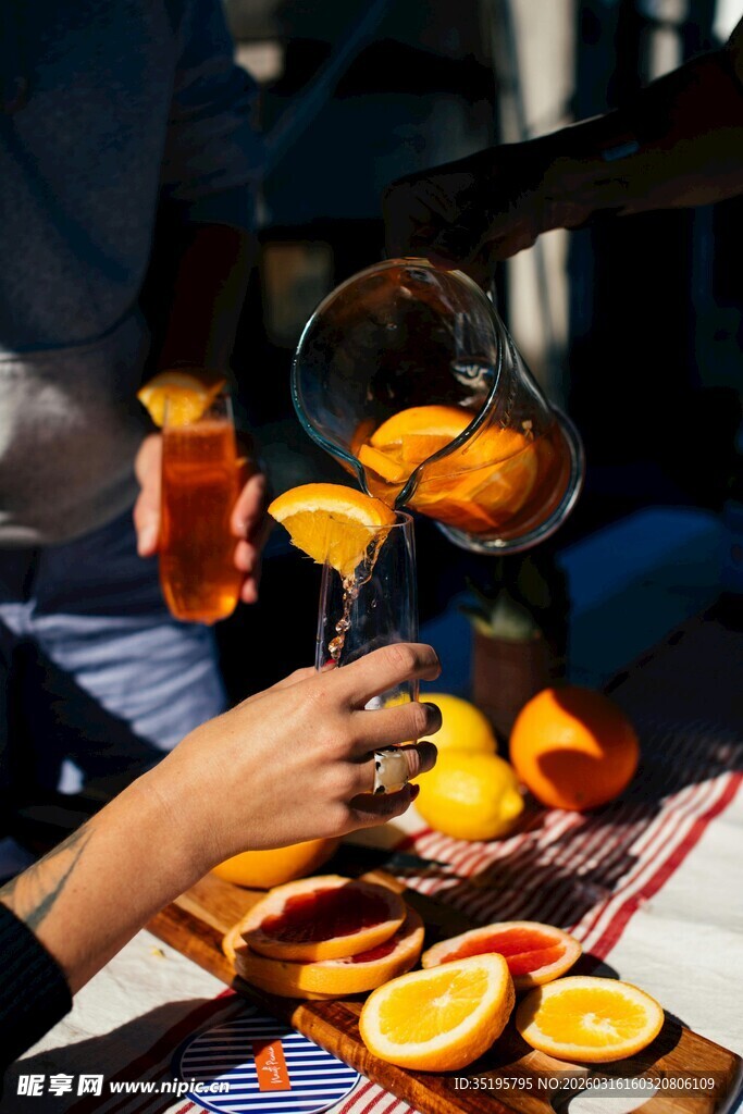 手剥橙子场景果肉诱人