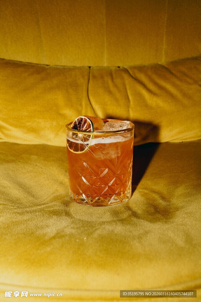 沙发上的精致鸡尾酒