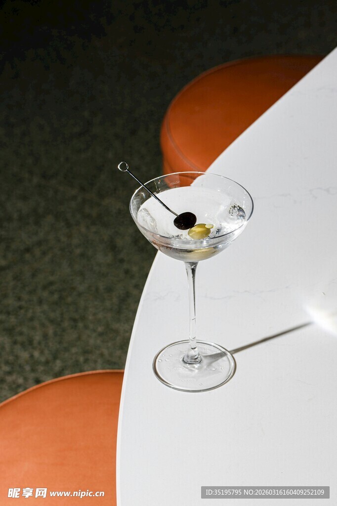 马天尼鸡尾酒置于圆桌上