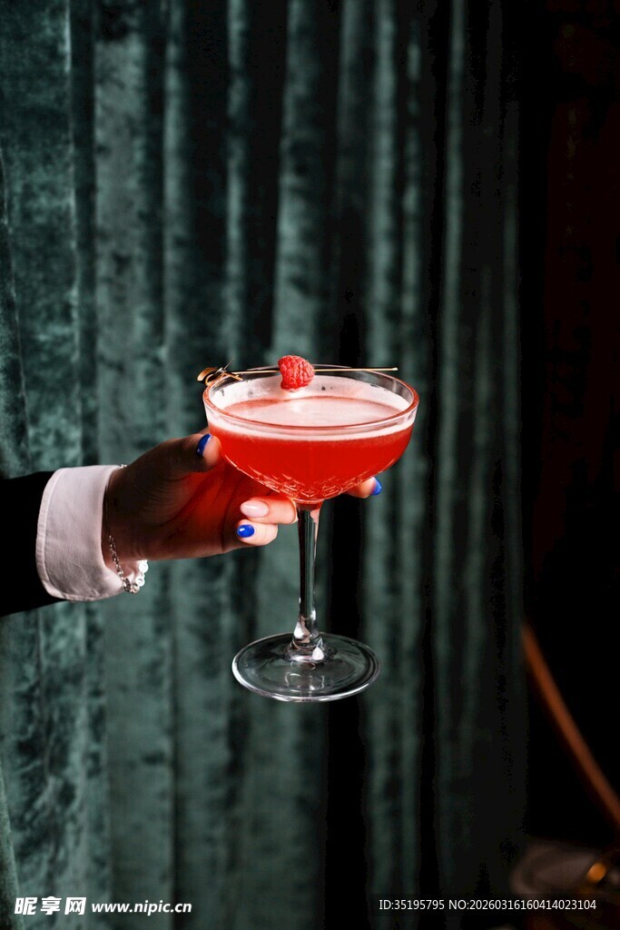 手持红色鸡尾酒特写