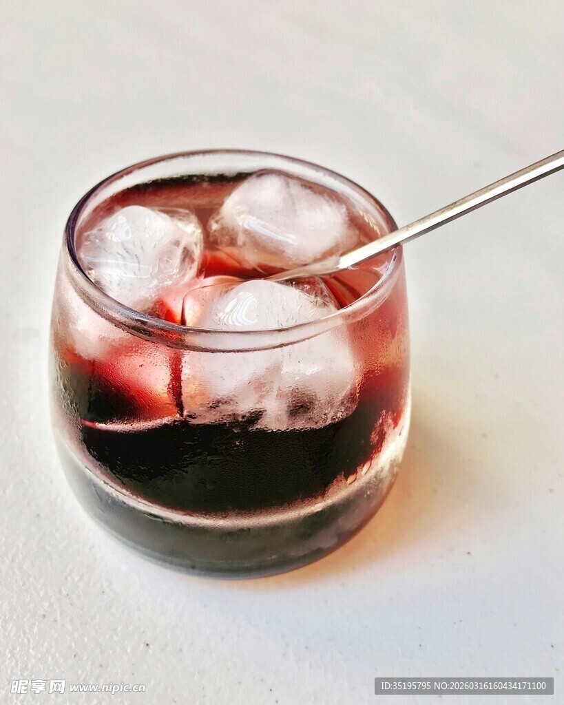 杯中红酒配冰块