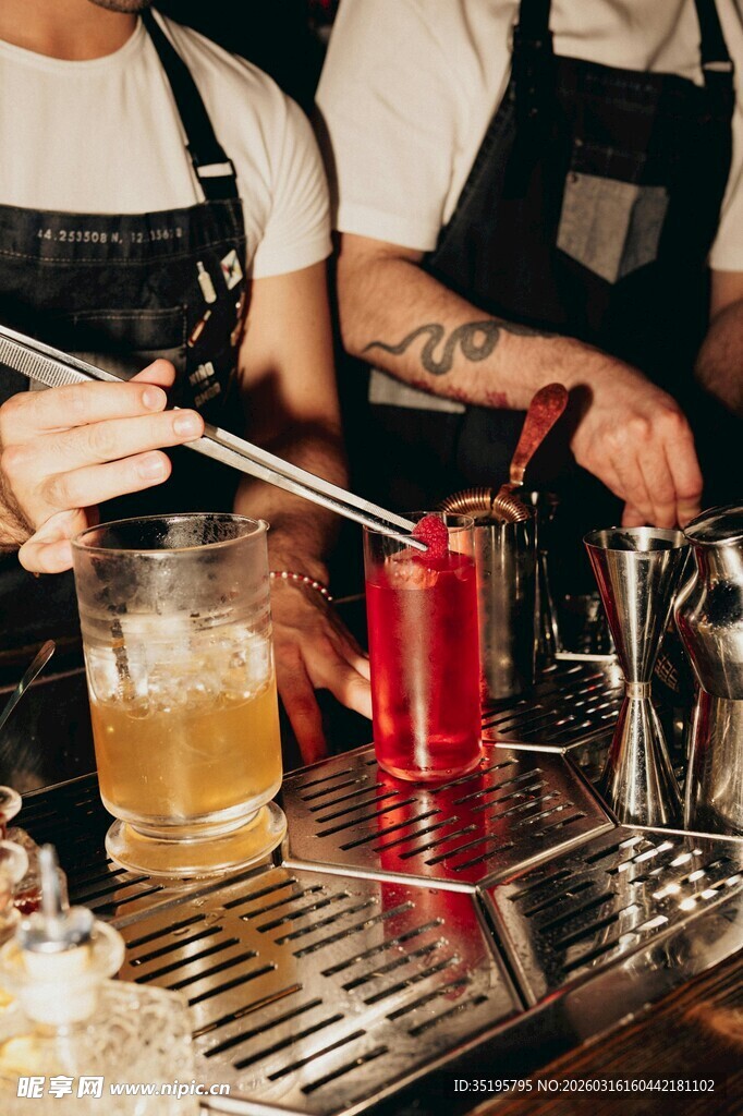 酒吧调酒师调制特色饮品