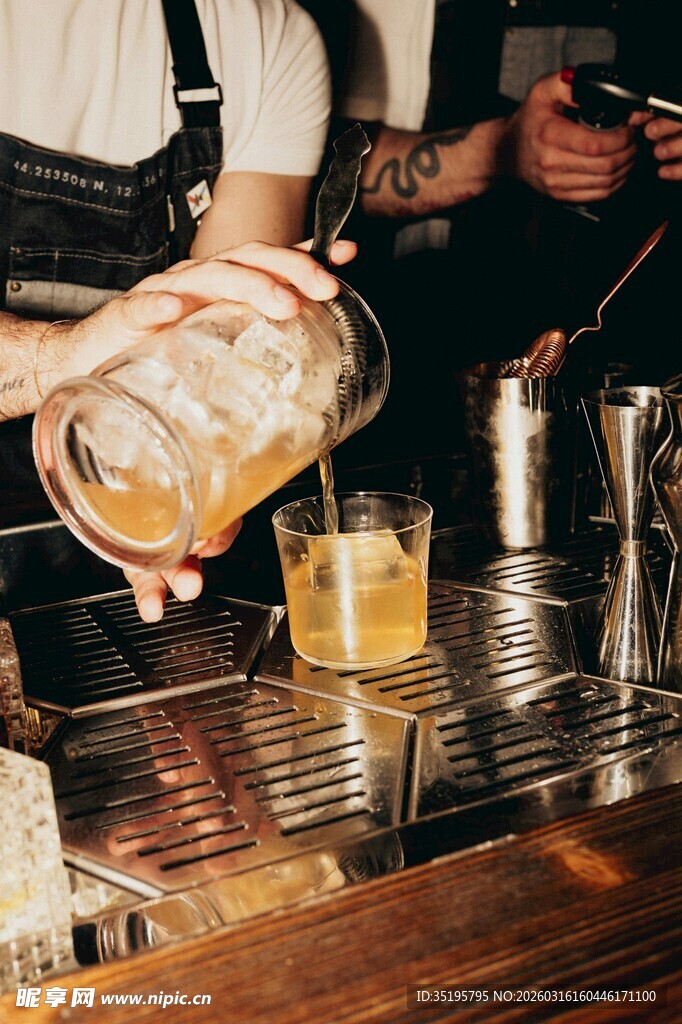 酒吧调酒师正在调制饮品