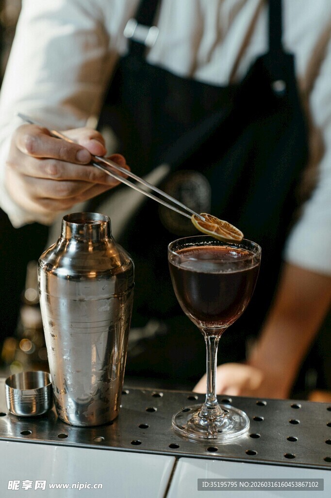 调酒师精心调制鸡尾酒