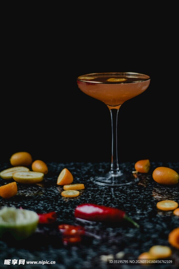 精致鸡尾酒搭配多彩食材