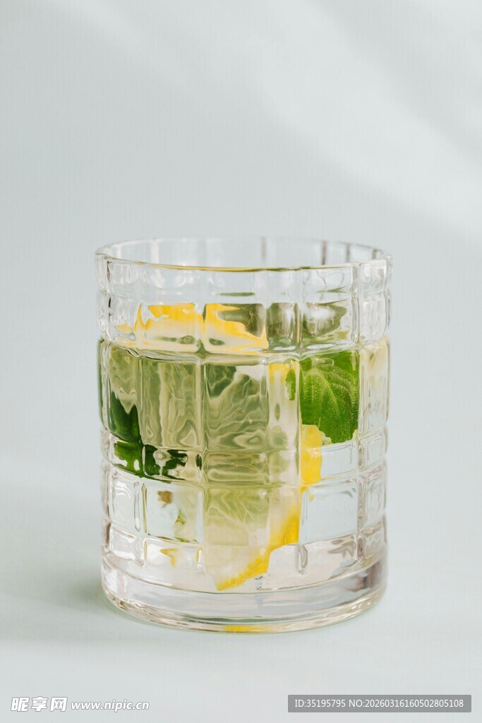 柠檬薄荷玻璃杯饮品