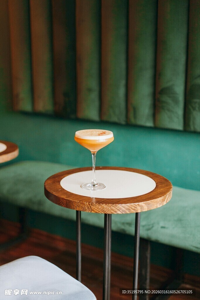 精致鸡尾酒置于简约小桌