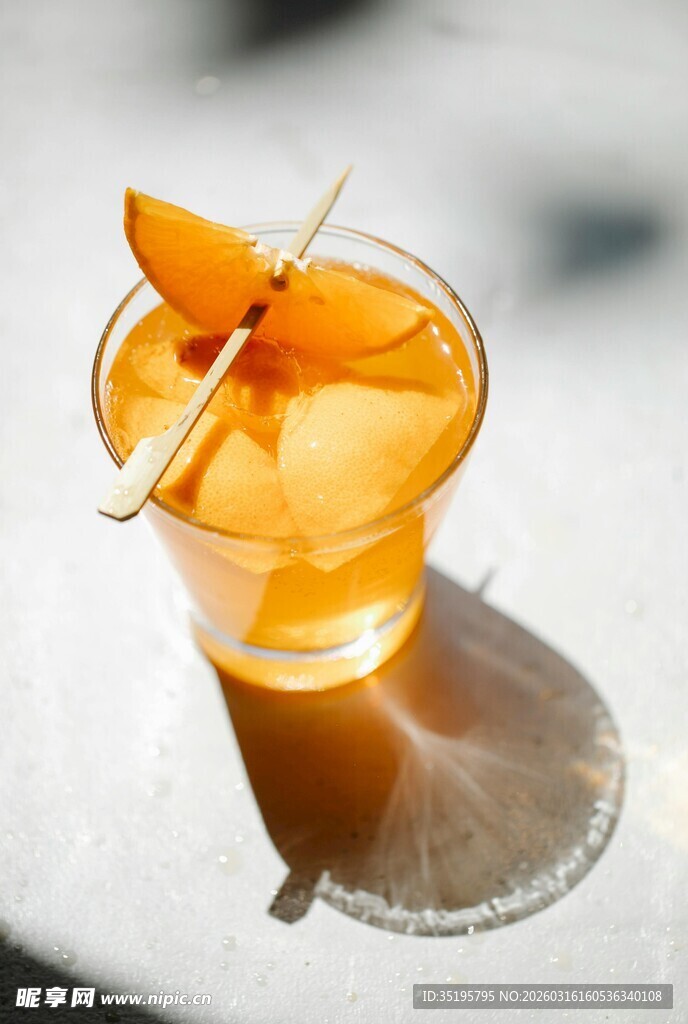 桃味饮品配橙片装饰