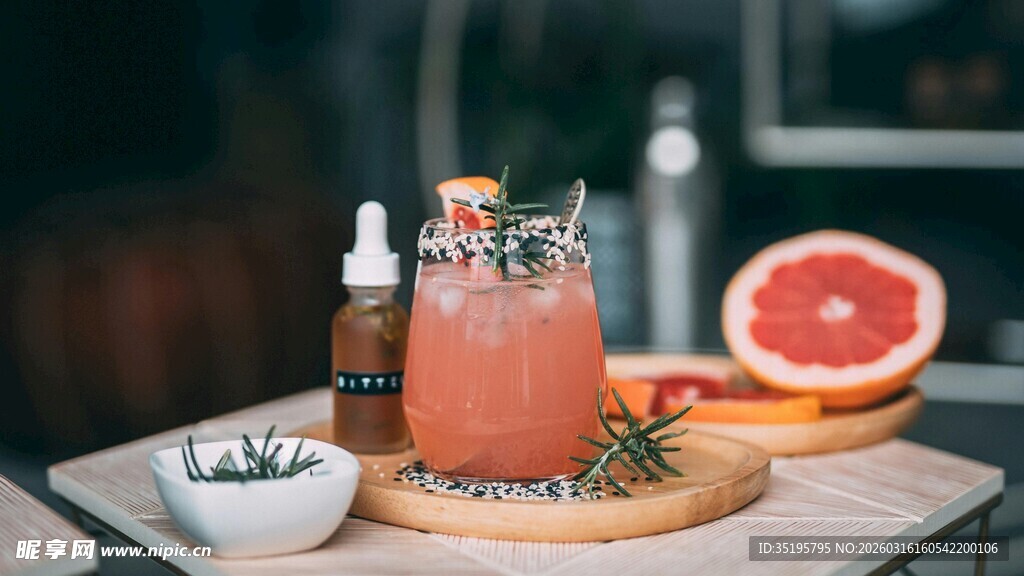 清新西柚鸡尾酒饮品展示