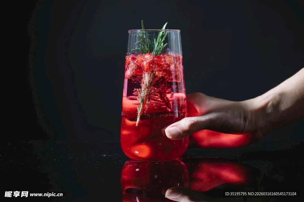 手捧红色鲜果冰饮