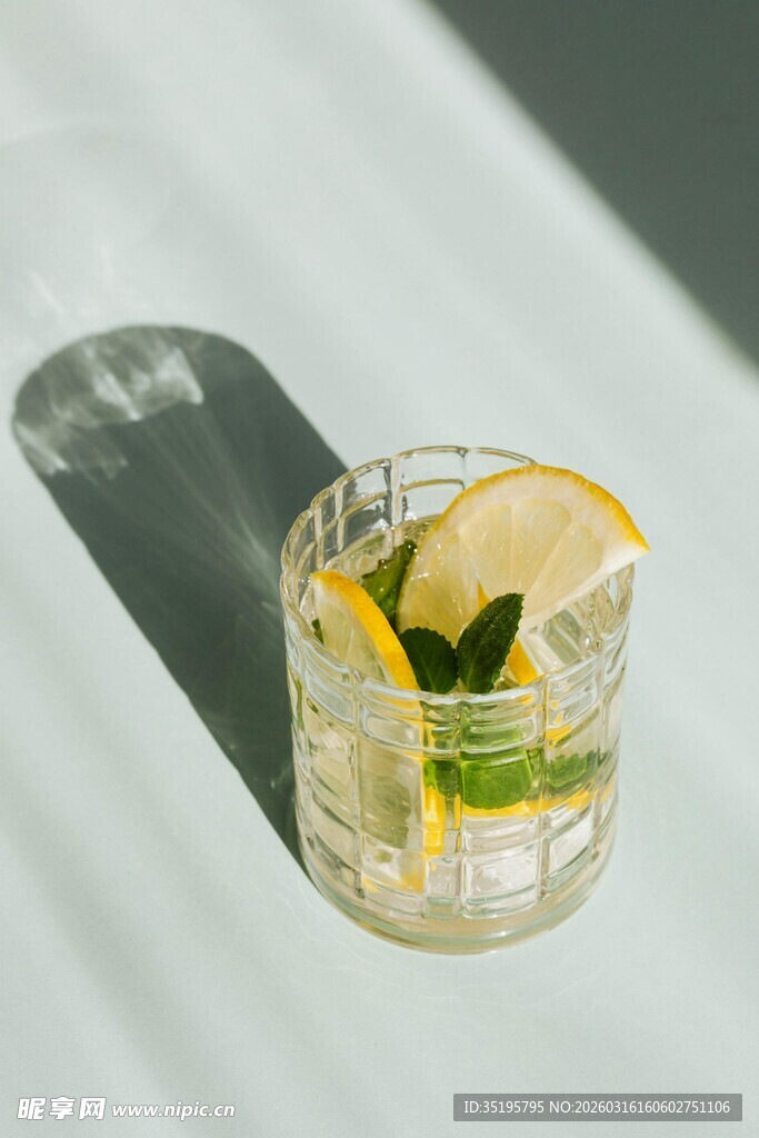 柠檬薄荷气泡水饮品