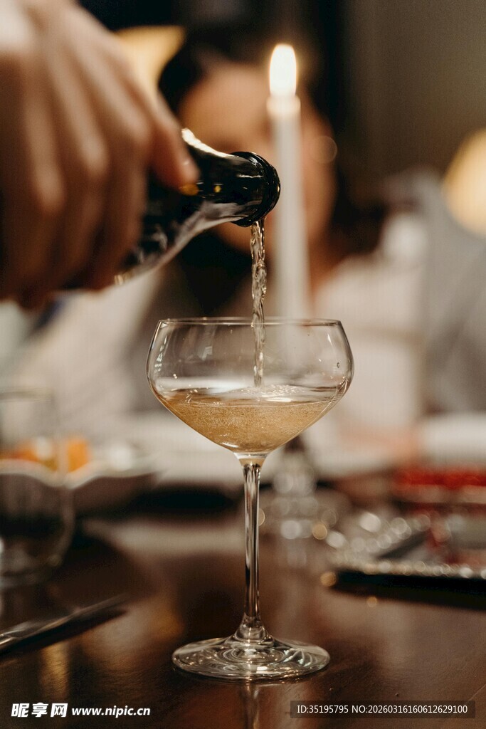 香槟倒入高脚杯瞬间