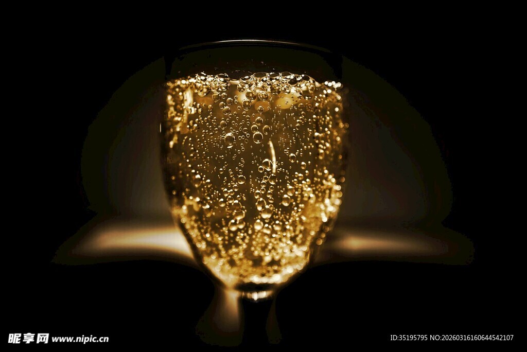 金色香槟杯中的闪耀液体
