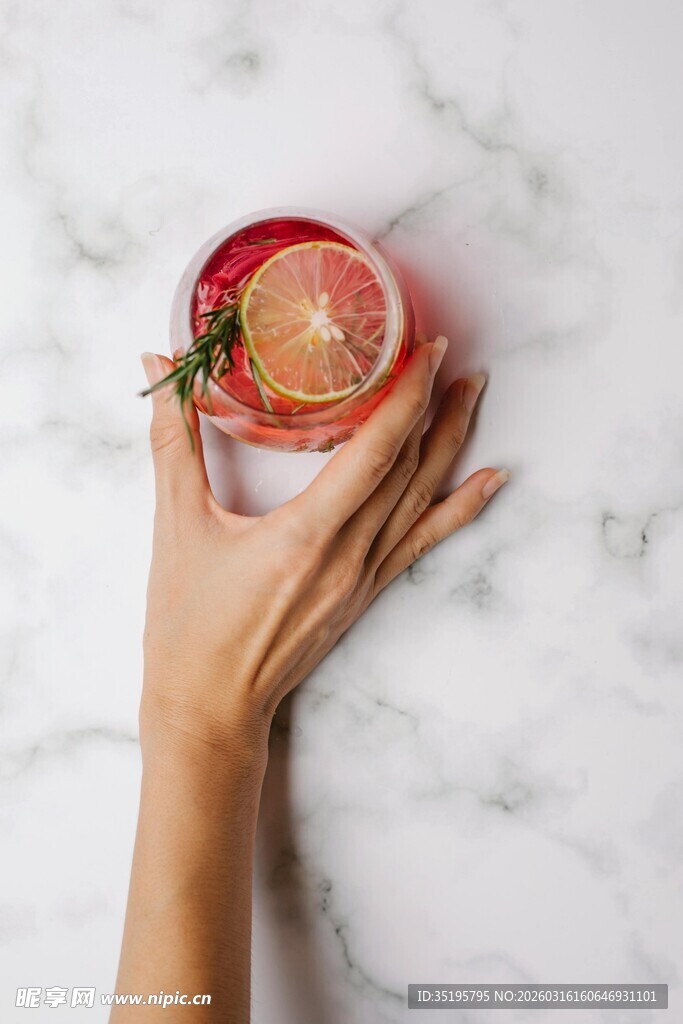 手捧粉红饮品清新诱人